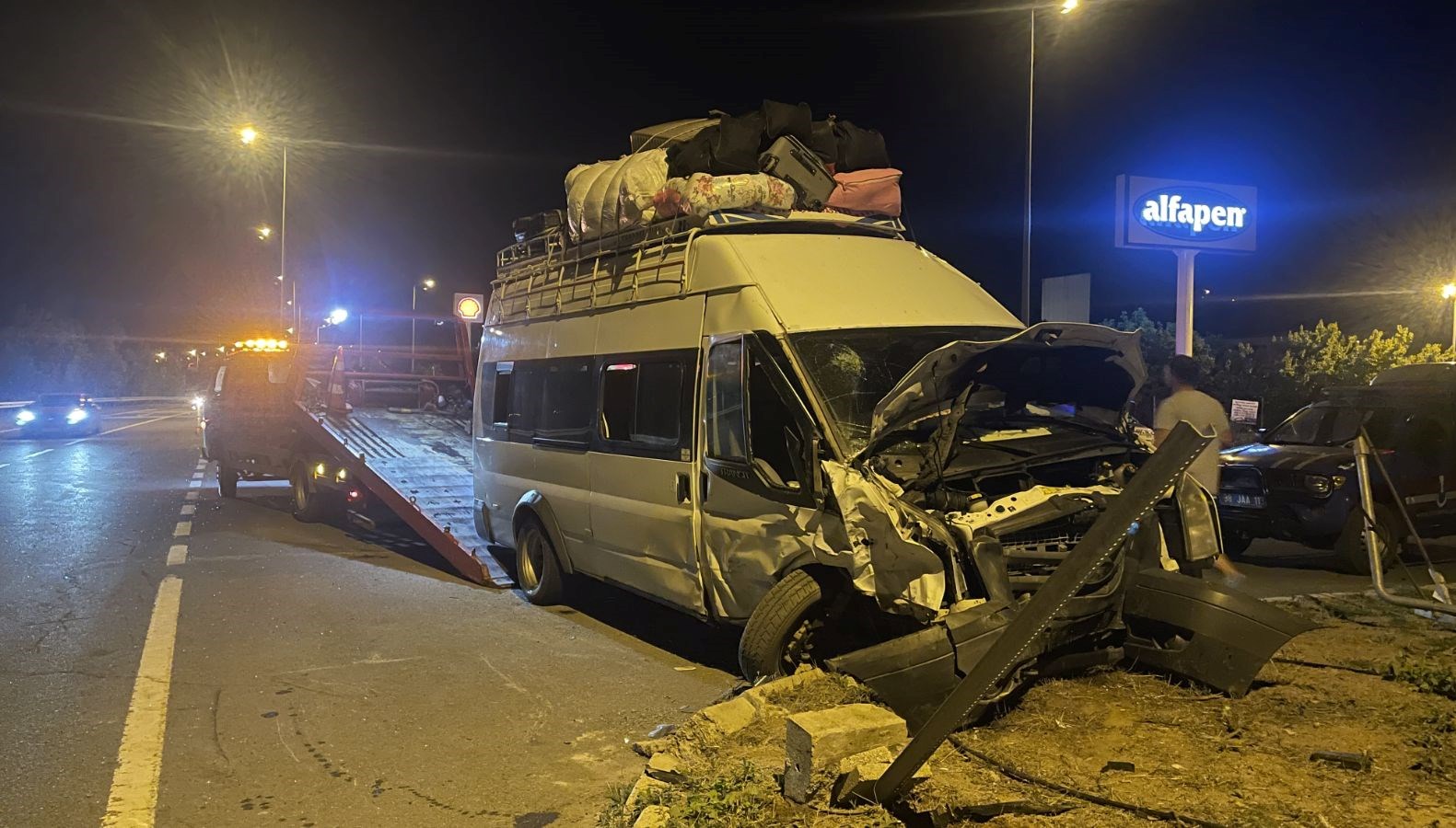 Minibüs ile araba çarpıştı: 16 kişi yaralandı
