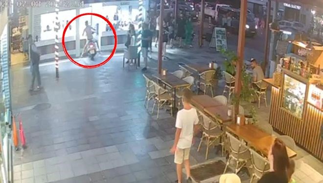 Alkollü turist ortalığı karıştırdı: Motosikleti ile kuyumcu dükkanına daldı, akabinde korkup kaçtı