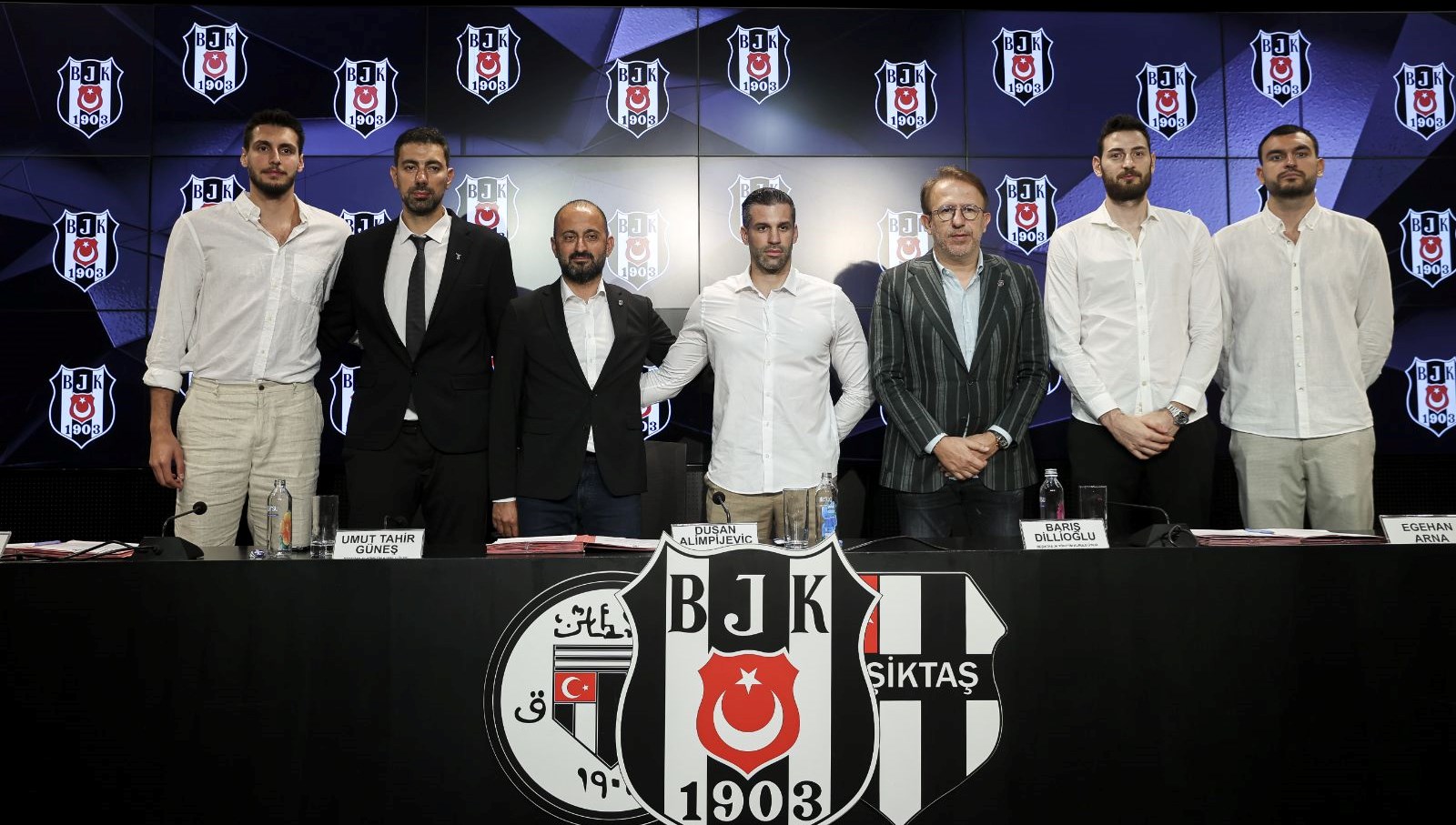 Beşiktaş Erkek Basketbol Grubu, transferlerine imza merasimi düzenledi