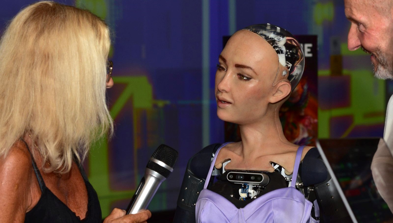 Dünyada vatandaşlığa kabul edilen birinci robot Sophia, Antalya’da tanıtıldı