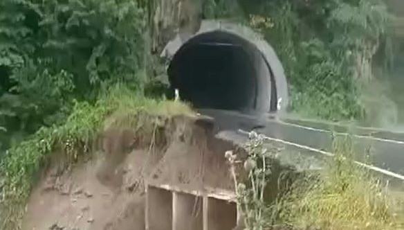 Ordu’da heyelan | Tünel girişinde yol çöktü