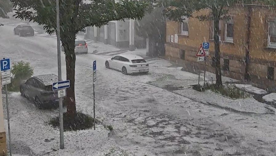 Almanya’yı dolu vurdu: Yollar beyaza büründü