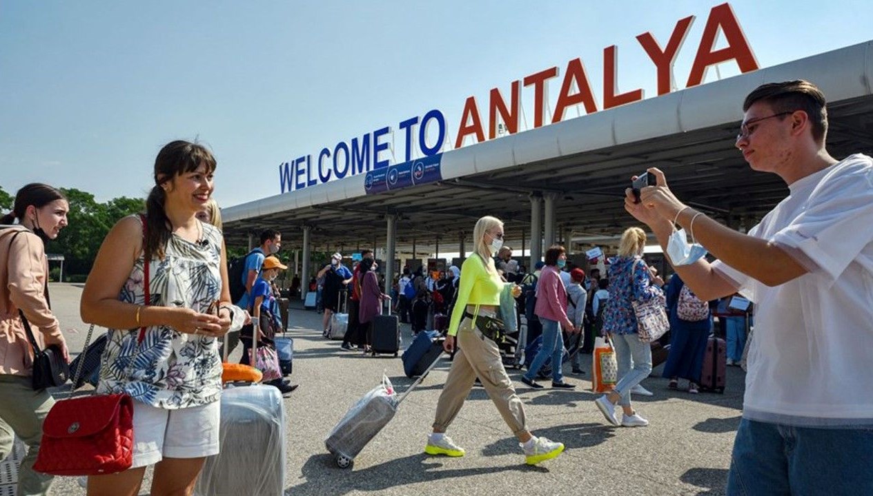 Antalya Havalimanı’nda uçak ve yolcu trafiğinde rekor kırıldı