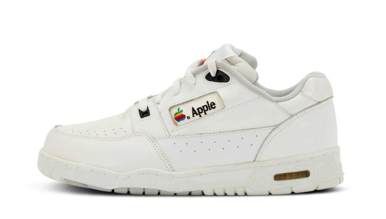 Apple çalışanlarına özel üretilen ayakkabı açık artırmada