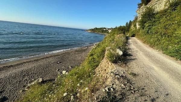 Bartın’da plaja kaya kesimleri düştü