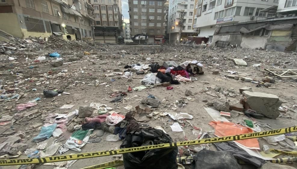 Diyarbakır’da zelzelede yıkılan binaya ait 3 tahliye