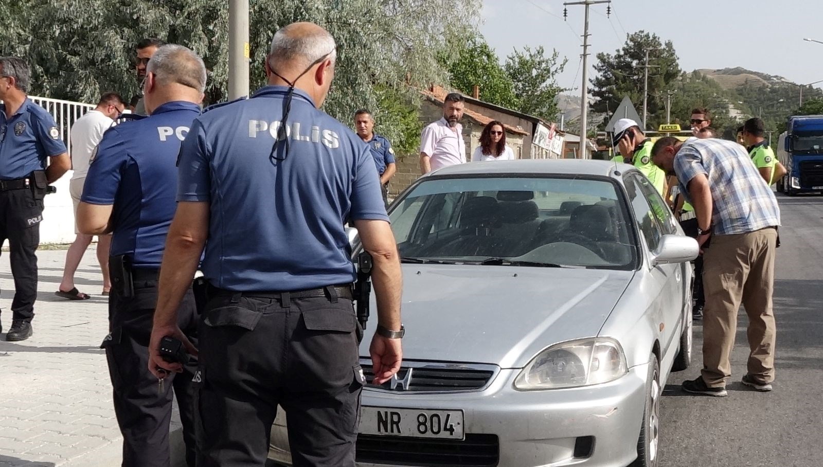 “Dur” ihtarına uymadı: 2 polisi yaraladı