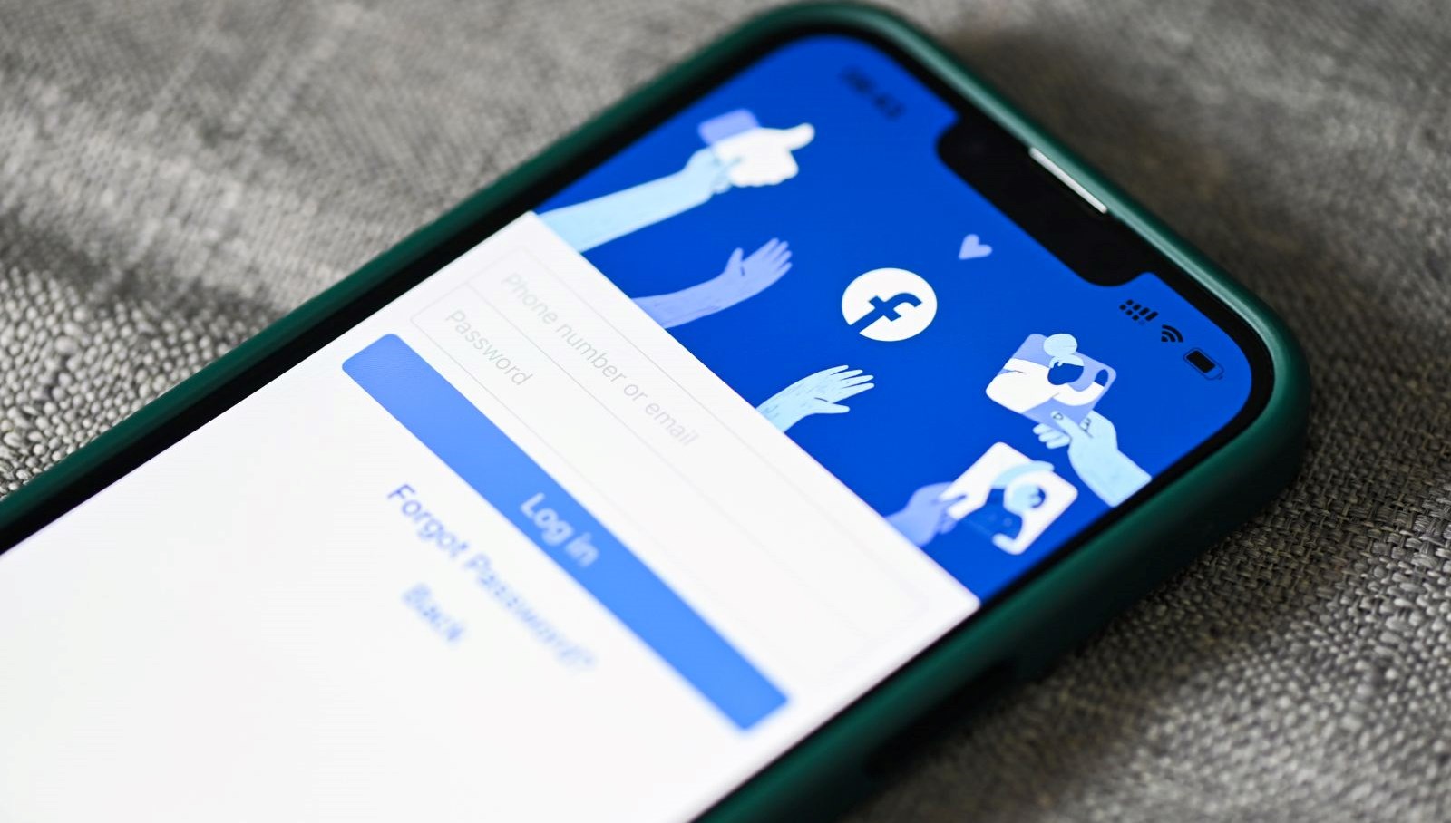 Facebook aylık 3 milyardan fazla etkin kullanıcıya sahip