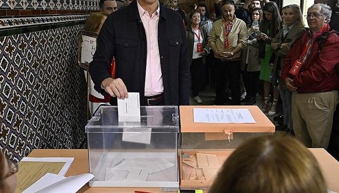 İspanya’da halk sandık başına gidiyor: Anketler çok sağ koalisyonunu gösteriyor