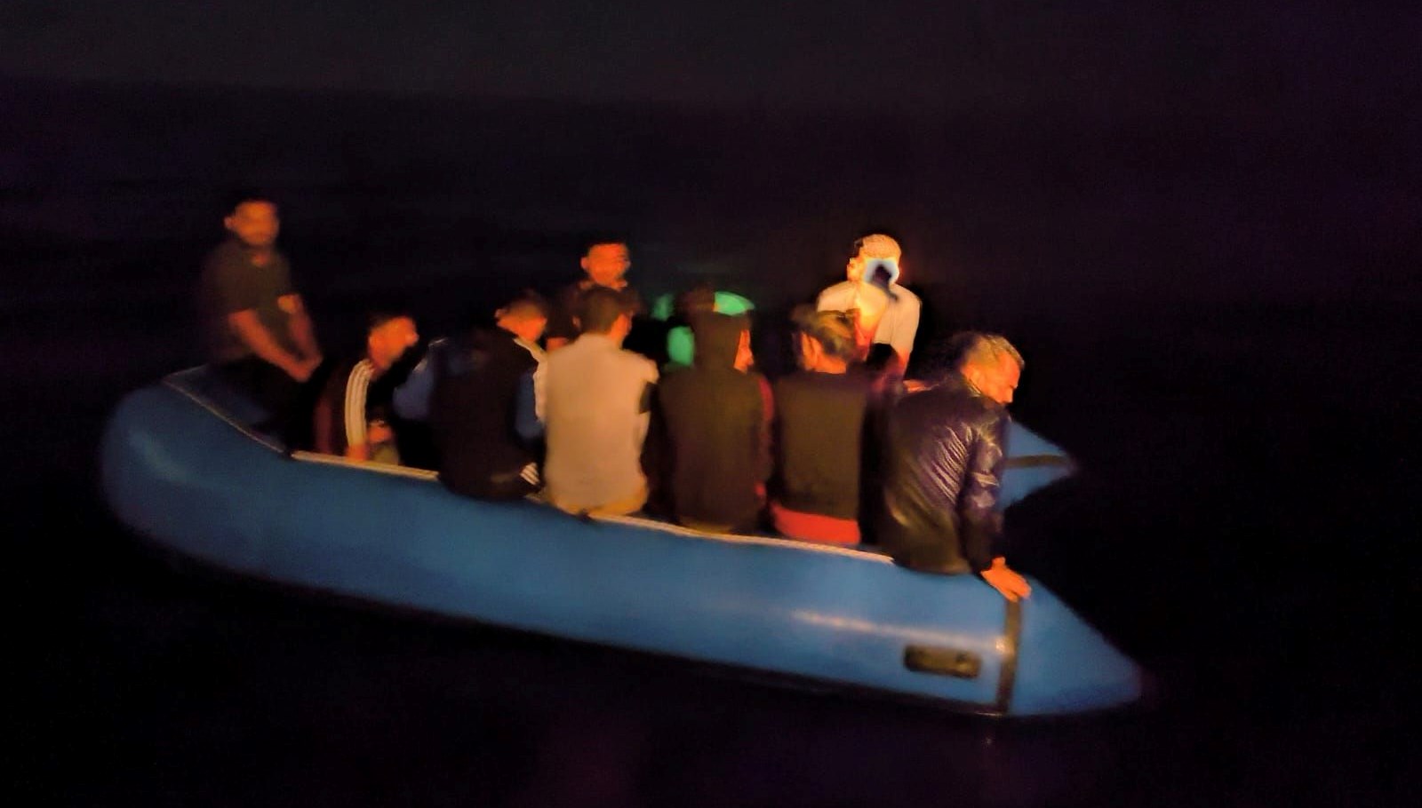 İzmir açıklarında geri itilen 130 sistemsiz göçmen kurtarıldı