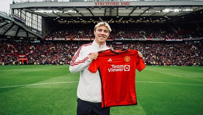 Manchester United, Rasmus Hojlund’u renklerine bağladı