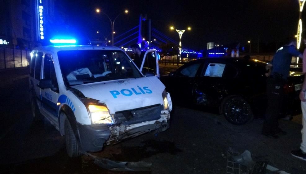 Polis aracı ile araba çarpıştı: 1’i polis 2 yaralı