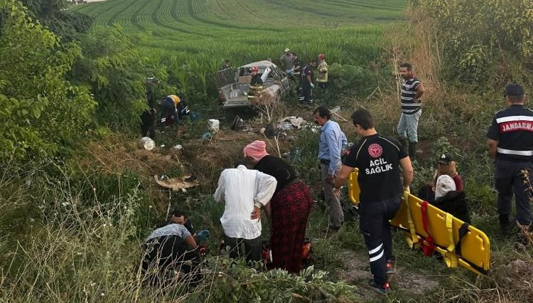 Tarım çalışanlarını taşıyan araç kaza yaptı: 3 meyyit, 11 yaralı