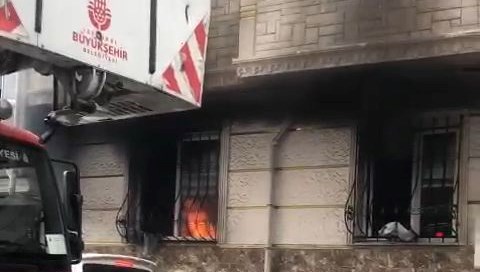 Esenyurt’ta bir adam eşi ve çocuklarının içinde bulunduğu daireyi yaktı