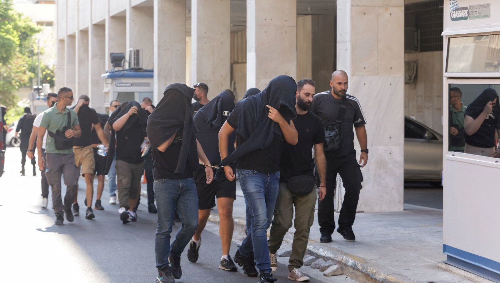Yunanistan’da gözaltındaki taraftarların tabir vermeye geldiği mahkeme binası önünde arbede